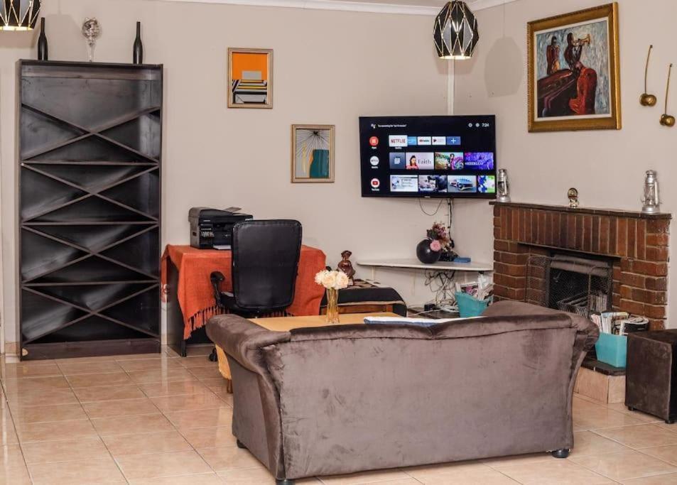 Birdville Bnb Guest House Gaborone Ngoại thất bức ảnh